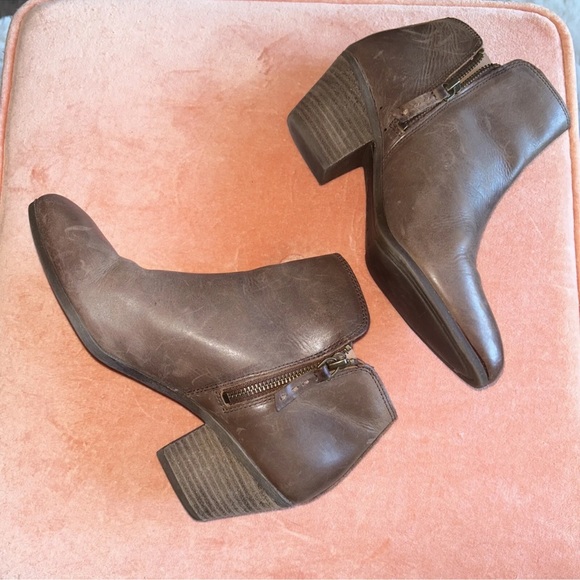 FRYE Judith Grain Leather Zip Pointed Toe Block Heels Ankle Booties Size 8 - Picture 2 of 7